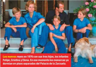  ??  ?? Los nuevos reyes en 1976 con sus tres hijos, los infantes Felipe, Cristina y Elena. En ese momento los monarcas ya dormían en pisos separados del Palacio de la Zarzuela.