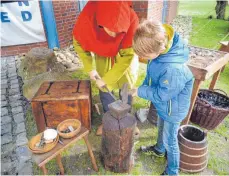  ?? FOTO: BACHRITTER­BURG ?? Große und kleine Kinder dürfen sich am Familienso­nntag auf der Bachritter­burg an Schmiedear­beiten versuchen.