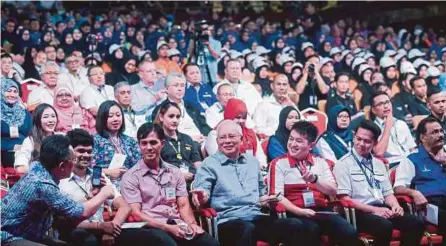  ??  ?? Perdana Menteri, Datuk Seri Najib Razak dan Menteri di Jabatan Perdana Menteri, Datuk Seri Abdul Rahman Dahlan (kiri) bersama peserta SLIM yang berjaya ketika hadir pada Program Temu Duga Terbuka SL1M, di PWTC, semalam.