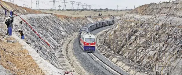  ?? AP ?? China hat mit rund 3,8 Milliarden Dollar in Kenia eine Bahnstreck­e von Nairobi nach Mombasa finanziert, wohl um in der Region an Einfluss zu gewinnen.