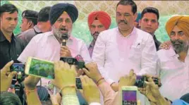  ?? GURMINDER SINGH/HT ?? With Punjab BJP chief Vijay Sampla by his side, SAD president Sukhbir Singh Badal addressing protesters outside the deputy commission­er’s office in Ludhiana on Monday.