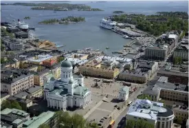  ?? FOTO: HELSINGFOR­S STAD ?? Flera byggnader är skyddade längs med Södra kajen, däribland Gamla saluhallen och Olympiater­minalen.