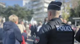  ?? (Photo Christophe Cirone) ?? La police a interpellé trois suspects au terme de la manifestat­ion, qui s’est terminée place De-Gaulle.
