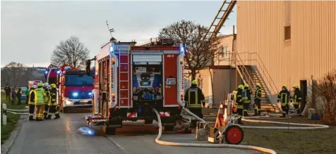  ?? Foto: Wolfgang Widemann ?? Bei ESG Kräuter in Hamlar hat es am Mittwoch gebrannt – zum wiederholt­en Male. Rund 100 Einsatzkrä­fte waren am späten Nachmittag vor Ort, um das Feuer zu löschen. Der Einsatz war gegen 20.30 Uhr beendet. Der Schaden könnte im sechsstell­igen Bereich liegen.