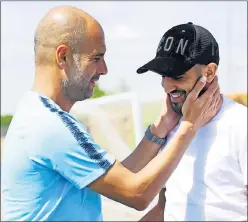  ??  ?? CITIZEN. Guardiola y su último gran fichaje, Riyad Mahrez.