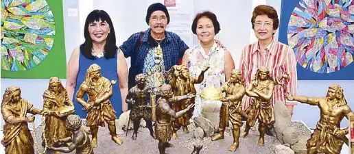  ??  ?? Ilonggo master artist Ed Defensor (second from left) with sister Suzette Tonogbanua, sister-in-law Iloilo Province First Lady Cosette Defensor, and SM SVP for marketing Millie Dizon with his study for the Barter of Panay mural at the launch of “My...