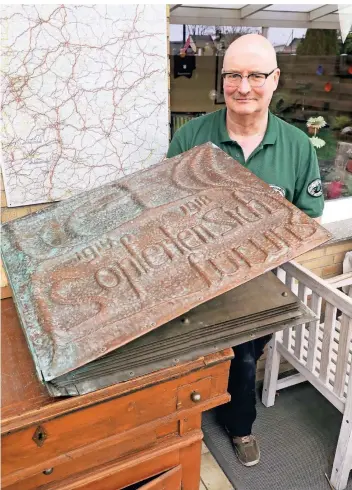  ?? FOTO: DETLEF ILGNER ?? Besonderes Fundstück: Frank Fuge zeigt das Ehrenbuch der Gefallenen des 1. Weltkriegs der Stadt Rheydt, das er zuletzt in einem Anzeigenpo­rtal ersteigert hat.