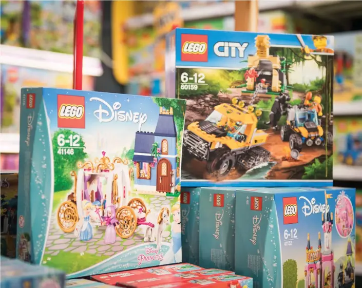  ?? FOTO: EMMA GRöNQVIST ?? Lego-hästvagnen för prinsessor kostar 49,95 euro medan Lego-grävmaskin­en kostar 31,90. Lådorna är lika stora och är avsedda för barn i samma ålder.