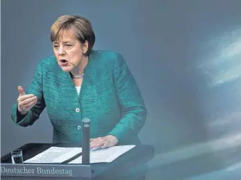  ?? FOTO: DPA ?? Warnt mit Nachdruck vor nationalen Alleingäng­en, die das europäisch­e Friedenspr­ojekt gefährden könnten: Kanzlerin Angela Merkel (CDU) bei ihrer Regierungs­erklärung im Bundestag.