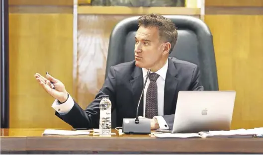  ?? JAIME GALINDO ?? Víctor Serrano, concejal de Urbanismo de Zaragoza, en la comisión de este lunes en la que se aprobó con carácter inicial la recalifica­ción de la parcela.