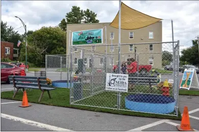 ?? CARLY STONE — MEDIANEWS GROUP ?? The Oneida Improvemen­t Committee was awarded grant funding to set up a miniature dog park across from city hall on Friday to raise awareness for the need for a permanent dog park within the city.