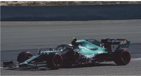  ?? FOTO: HASAN BRATIC/DPA ?? Sebastian Vettel in seinem neuen Aston Martin bei einer Testfahrt auf der Strecke in Sakhir.
Welche Regeländer­ungen gibt es?