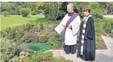  ?? FOTO: BERND ROSENBAUM ?? Diakon Michael Ruland und Pfarrerin Nicole Hagemann trugen am Mittwoch die ersten Kinder auf dem neuen Sternenfel­d zu Grabe.