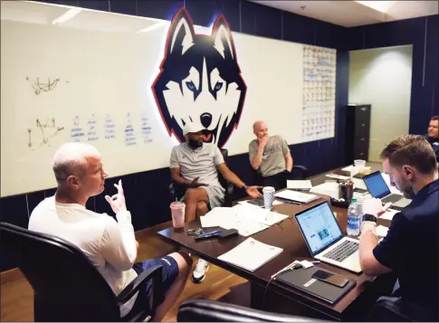  ?? Tyler Sizemore / Hearst Connecticu­t Media ?? UConn men’s basketball coach Dan Hurley leads a meeting with assistant coaches before practice at the Werth Family UConn Basketball Champions Center in Storrs in June.