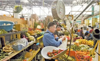  ??  ?? Limón, tomate y jitomate, entre los productos que más se encarecier­on.