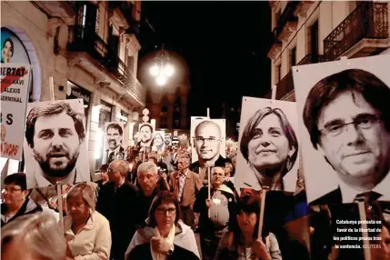  ?? REUTERS ?? Catalunya protesta en favor de la libertad de los políticos presos tras la sentencia.