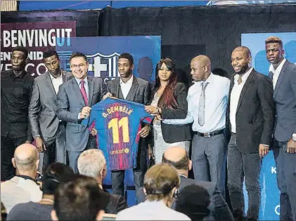  ?? ANA JIMÉNEZ ?? Bartomeu junto a Dembélé en presencia de los allegados del jugador