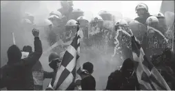  ??  ?? Protestues­it kundër Policisë në Athinë