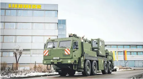  ?? FOTO: LIEBHERR ?? Die letzte Bergekran G-BKF verlässt das Liebherr-Werk in Ehingen.