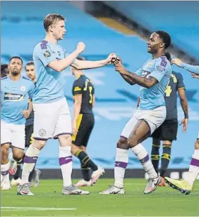  ?? FOTO: GETTY ?? De Bruyne y Sterling se felicitan en el Etihad