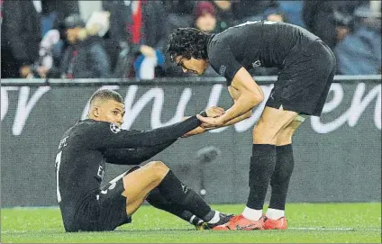  ?? FOTO: EFE ?? Edinson Cavani intenta consolar a Kylian Mbappé El joven crack francés se lució en Old Trafford, pero la eliminació­n le afectó mucho