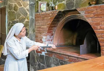  ??  ?? The nuns of Casetta del Divino Zelo personally prepare and bake pizza in brick ovens.