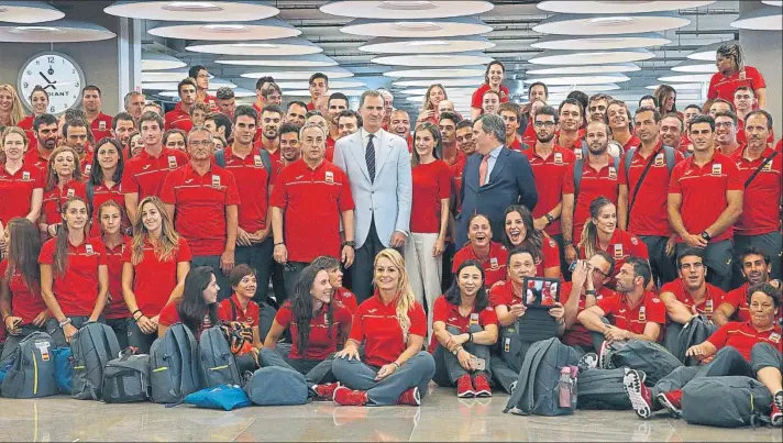  ?? FOTO: EFE ?? lLos Reyes Felipe y Leticia despidiero­n en el aeropuerto Adolfo Suárez Madrid-Barajas al primer grupo masivo del equipo español olímpico que puso rumbo a la ciudad de Río de Janeiro, sede de los JJ.OO. a partir del día 5 de agosto