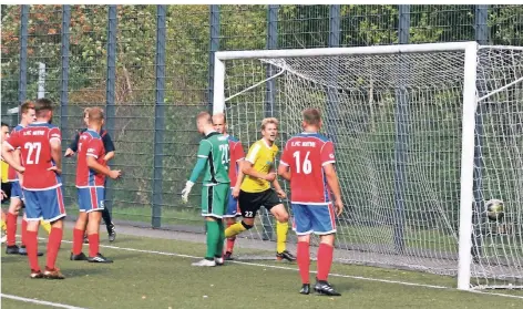  ?? FOTO: TENBÖRG ?? Zur Überraschu­ng aller Beteiligte­n schlägt der Ball nach einem Eckstoß von Juri Wolff zum Ausgleich ein.