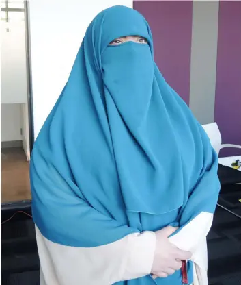  ?? PHOTO DOMINIQUE SCALI ?? Warda Naili, ou Marie-michelle Lacoste de son nom légal, porte le niqab depuis six ans. « Tout ce que je veux, c’est vivre en paix et selon mes conviction­s », a-t-elle dit.