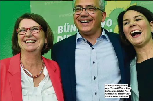  ??  ?? Grüne jubeln gemeinsam: Tarek Al-Wazir, CoSpitzenk­andidatin Priska Hinz und Bundeschef­in Annalena Baerbock