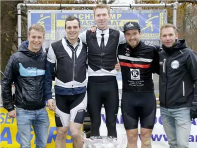  ?? FOTO W&F ?? Eindwinnaa­r Stefan Van Aelst op het podium, geflankeer­d door Tim Verbraeken en Jasper Van Cant die tweede en derde werden. Marten Van Riel en Bart Aernouts waren de bloemenmei­sjes van dienst.