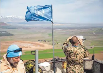  ?? FOTO: DPA ?? Vom Berg Bental auf den Golanhöhen blicken die Mitglieder der United Nations Disengagem­ent Observer Force (UNDOF) direkt auf die Waffenstil­lstandslin­ie an der Grenze zwischen Syrien und Israel.
