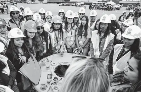  ?? Photos by Yi-Chin Lee / Staff photograph­er ?? Aldine ISD students listen as Amy Osteen, of United Rentals, shares her experience as a new mother working in constructi­on. Osteen was one of dozens of local employers who met with Aldine ISD girls at the region’s first She Builds Houston conference.