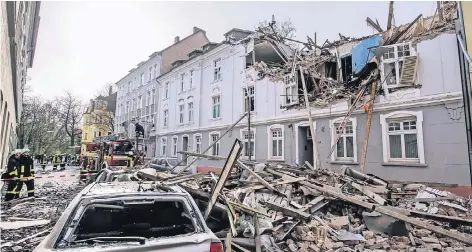  ?? FOTO: DPA ?? Die oberen Stockwerke des Hauses in Dortmund wurden vollständi­g zerstört.