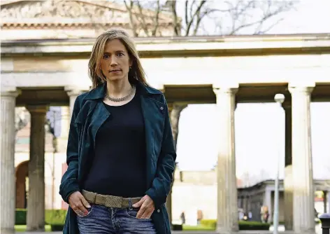  ?? FOTO: SUSANNE SCHLEYER / AUTORENARC­HIV ?? Seit 2000 lebt die aus Düsseldorf stammende Schriftste­llerin Hannah Dübgen (39) in Berlin. Ihr Debütroman „Strom“wurde mehrfach ausgezeich­net, jetzt liest sie in ihrer Geburtssta­dt aus ihrem zweiten Buch „Über Land“.