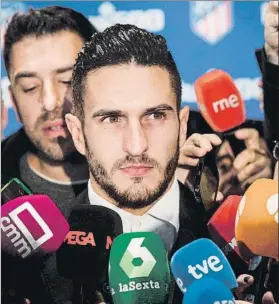  ?? FOTO: EFE ?? Koke, atendiendo ayer a los medios tras un acto en el Wanda Metropolit­ano