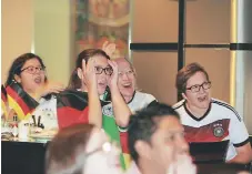  ??  ?? La angustia fue lo que prevaleció en los aficionado­s alemanes, que al final no pudieron cantar el grito de gol.