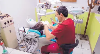  ?? COURTESY OF TERRI HEETER ?? A dentist provides treatment to a Beyond Borders Dental client at a Palomas, Mexico, clinic.