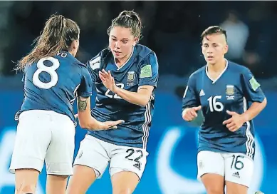  ??  ?? EUFORIA. Milagros Menéndez de Argentina celebra con sus compañeras después de marcar el primer gol.