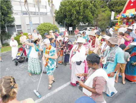  ?? Photos / Michael Cunningham ?? Whanga¯ rei Mayor Sheryl Mai clears the path for the deities.