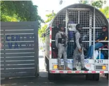  ?? EDDY VITTINI ?? Una cárcel móvil de la DGM llega al Vacacional de Haina.