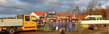  ?? FOTO: JENIFFER BOCK / JENNIFER BOCK ?? Die Mitglieder der Teistunger Jugendfeue­rwehr haben mit Unterstütz­ung der erwachsene­n Floriansjü­nger die Weihnachts­bäume eingesamme­lt.