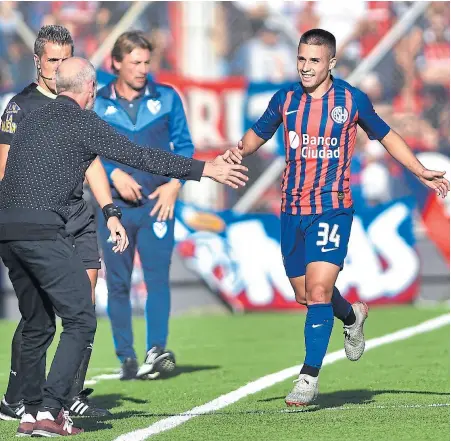  ?? Télam ?? Julián palacios festeja con el DT monarriz; el juvenil debutó como titular y marcó el gol del triunfo