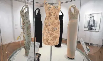  ?? FOTO: DPA ?? Schöne Erinnerung­en: Exponate der Ausstellun­g „Diana: Her Fashion Story“im Kensington Palast.