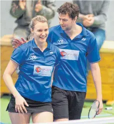  ?? FOTO: GÜNTER KRAM ?? Geschafft: Nathalie Grittner (links) und Andreas Bühler freuen sich über ihren Erfolg im gemischten Doppel. Es ist der Punkt zum 5:2-Erfolg des VfB-Badmintont­eams gegen Neubiberg/Ottobrunn.