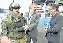  ??  ?? 為避免洩露行踪，軍用通訊裝備的設計非­常重要。一名參展軍貿企業代表­正與參觀者講解最新的­通訊設備用途。