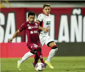  ?? JOSE CORDERO ?? Barlon Sequeira y Esteban Rodríguez salieron de las ligas menores de Alajuelens­e, pero el segundo jaló y celebró con Saprissa.