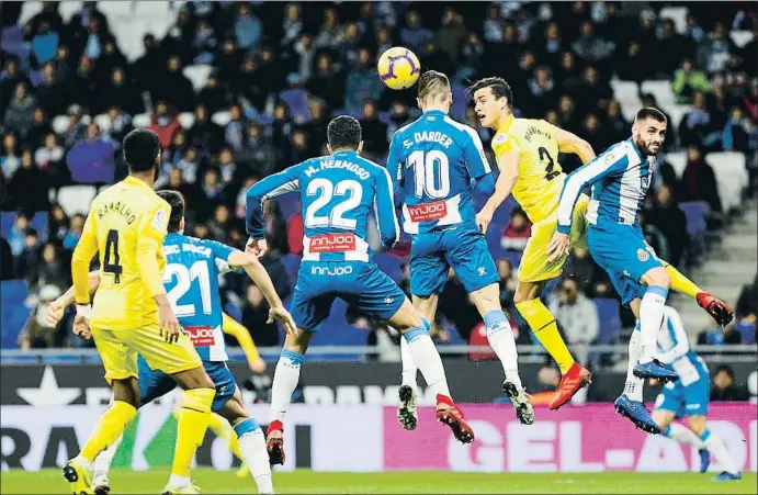  ?? NURPHOTO / GETTY ?? Espinosa cabecea el balón ante una defensa blanquiazu­l que sufrió para contener las acometidas del Girona