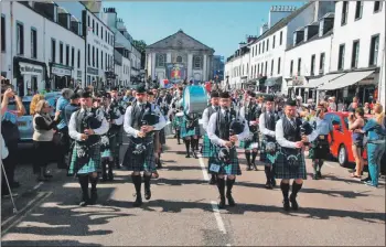  ?? 08_a38inverar­aypipeband­01 ?? Inveraray and District Pipe Band marches through Inveraray.