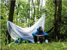  ??  ?? Unser Reporter Philipp hat in einer Hängematte im Wald übernachte­t. So sah sein Nachtlager zwischen den Bäumen aus.